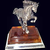 Сувенир «Лошадь» из янтаря с декором из белой бронзы