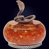 Шкатулка «Змея» из янтаря с декором из белой бронзы