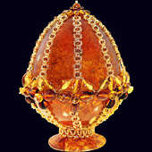 Сувенирное яйцо из янтаря с декором из бисера и фианита
