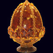 Сувенирное яйцо из янтаря с декором из бисера