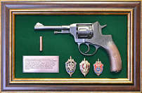 Панно с пистолетом «Наган» со знаками ФСБ в подарочной коробке