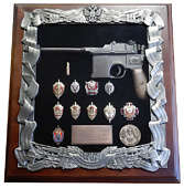 Панно с пистолетом Маузер и знаками ФСБ