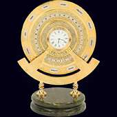 Часы «Вечный календарь»  из позолоченной латуни на пьедестале из нефрита