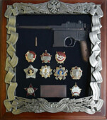 Деревянная ключница с пистолетом Маузер и наградами СССР