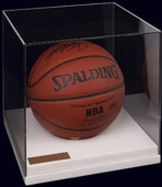 Баскетбольный мяч с подлинным автографом Коби Брайанта
