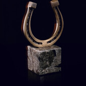 Сувенир «Подкова» из латуни на пьедестале из камня