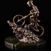 Сувенир «Велосипедист» из латуни на пьедестале из змеевика