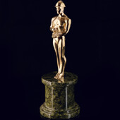 Статуэтка «Оскар с мастерком» из латуни на пьедестале из змеевика