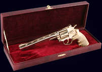 Сувенирный пистолет Magnum из полированной латуни в представительском футляре