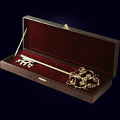 Цельнолитой сувенирный ключ из латуни 41 см в подарочном футляре