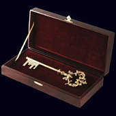 Цельнолитой сувенирный ключ из латуни 24 см в подарочном футляре